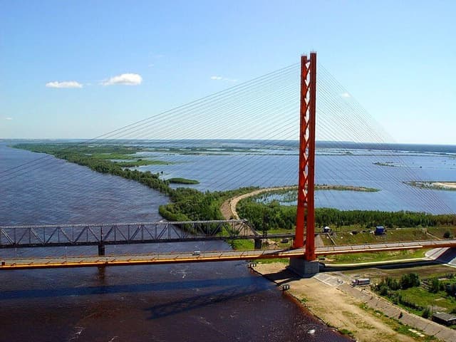 Югорский вантовый мост через реку Обь 